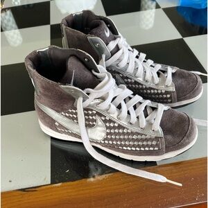 Nike - high top suade gray and silver sneakers